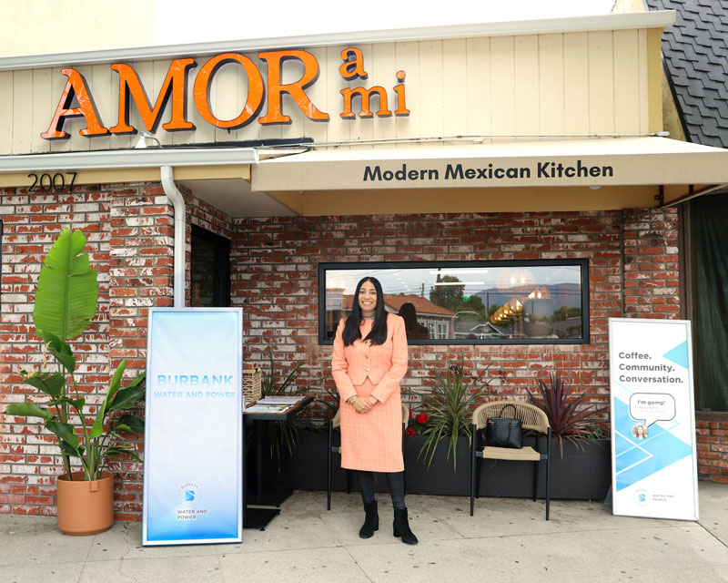 Mandip meeting with locals at Amor A Mi