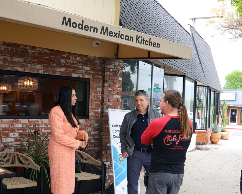 Mandip meeting with locals at Amor A Mi